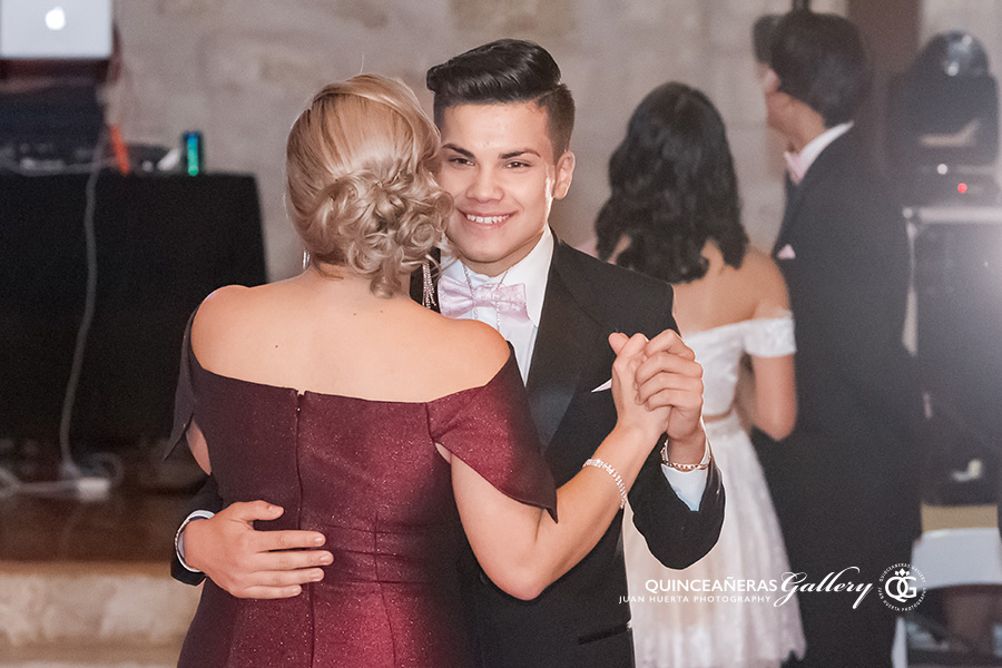 Houston, San Marcos Quinceañeras Gallery by Juan Huerta Photography offers the most beautiful 15 photo-session pictures and the best all day coverage for your XV birthday party celebration event in Texas. Fotografia artisitica y video profesional para tu