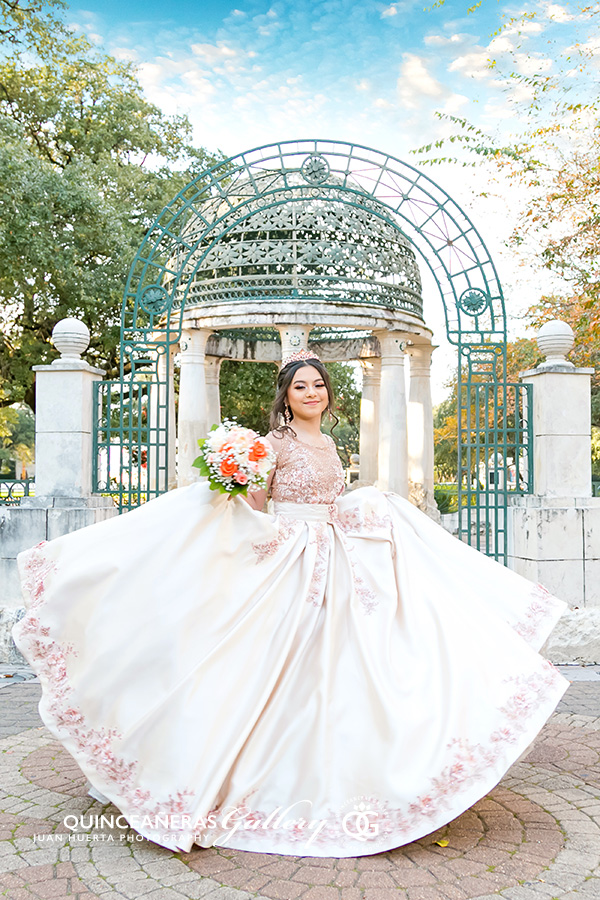 Houston Quinceañeras Gallery by Juan Huerta Photography offers the most beautiful 15 photo-session pictures and the best all day coverage for your XV birthday party celebration event in Alvin, Angleton, Baytown, Brookshire, Bellaire, Clute, Conroe, Clear